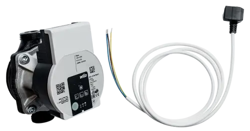 Heizpumpe mit Anschlusskabel, hergestellt von Wolf, zeigt eine kompakte Bauform und ist für den Heizkreislauf geeignet. An der Pumpe sind die elektrischen Anschlüsse sichtbar.